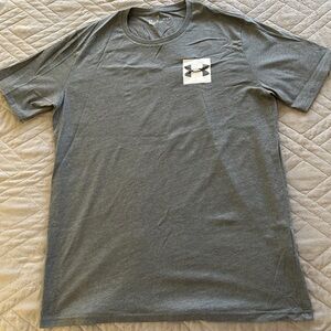 Under Armour Loose Fit Men’s T-Shirt Size L EUC